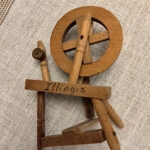 Miniature spinning wheel